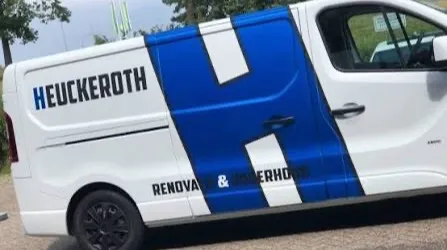 De bestelbus van Heuckeroth met de grote schuine blauwe H op de zijkant